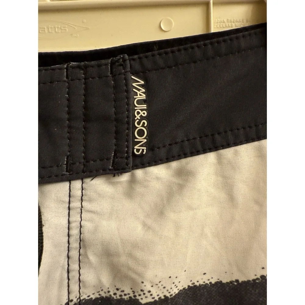 Maui‎ and Sons Retro Boardshorts Men's 38 4 Way Stretch Black Shark Surf